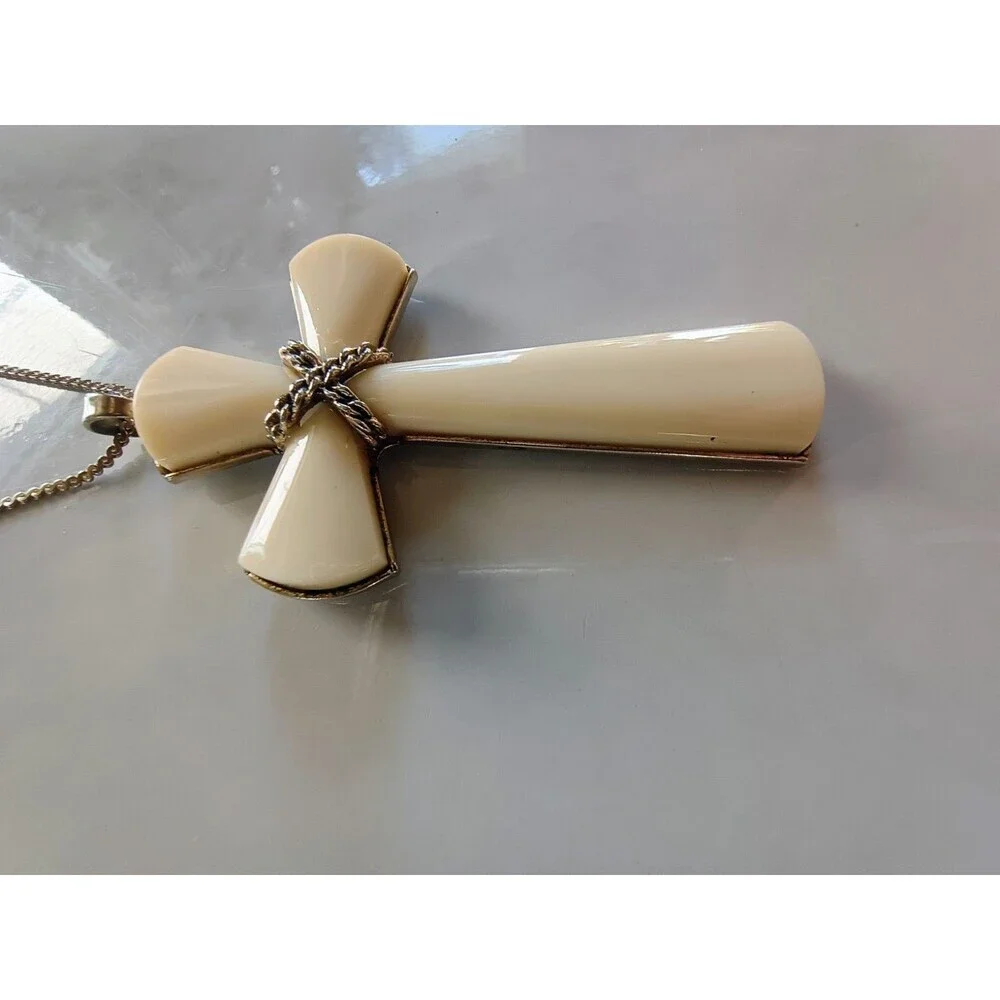 Vtg Estate Avon Beige Cross Necklace Religious Pendant - Picture 4 of 8